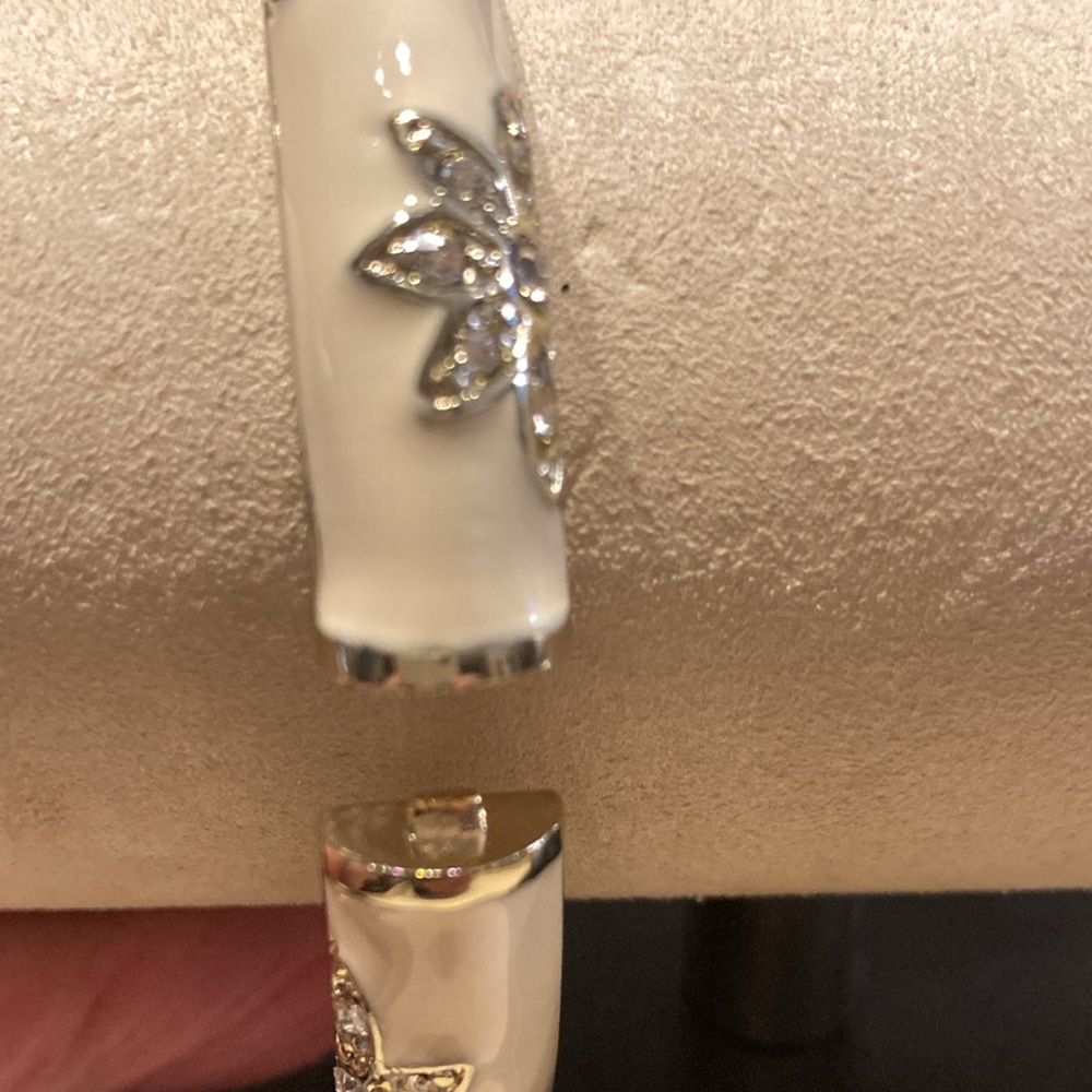 Elegant Tommy Bahama Cream Enamel Crystal Bangle Bracelet - Picture 4 of 4